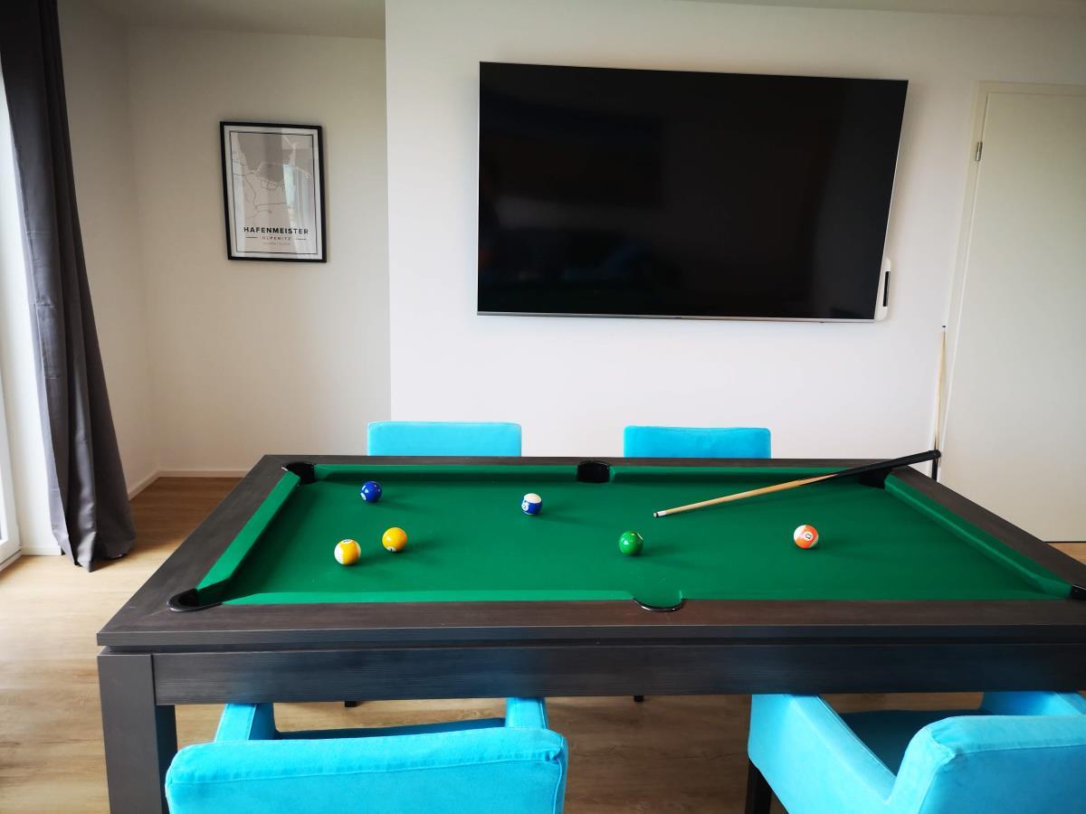 Wohnzimmer mit Billardtisch