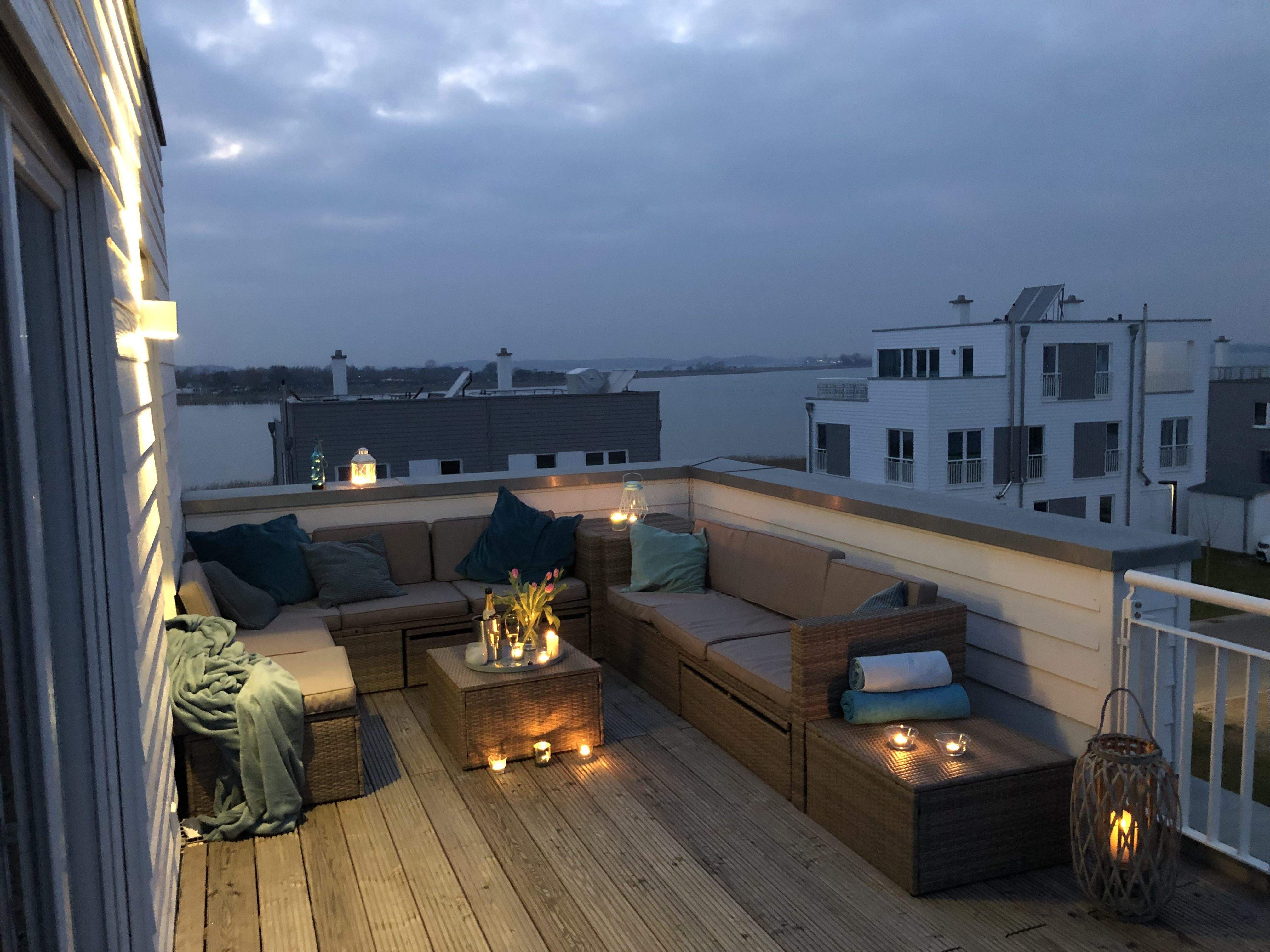 Dachterrasse mit Blick auf die Schlei nach Sonnenuntergang
