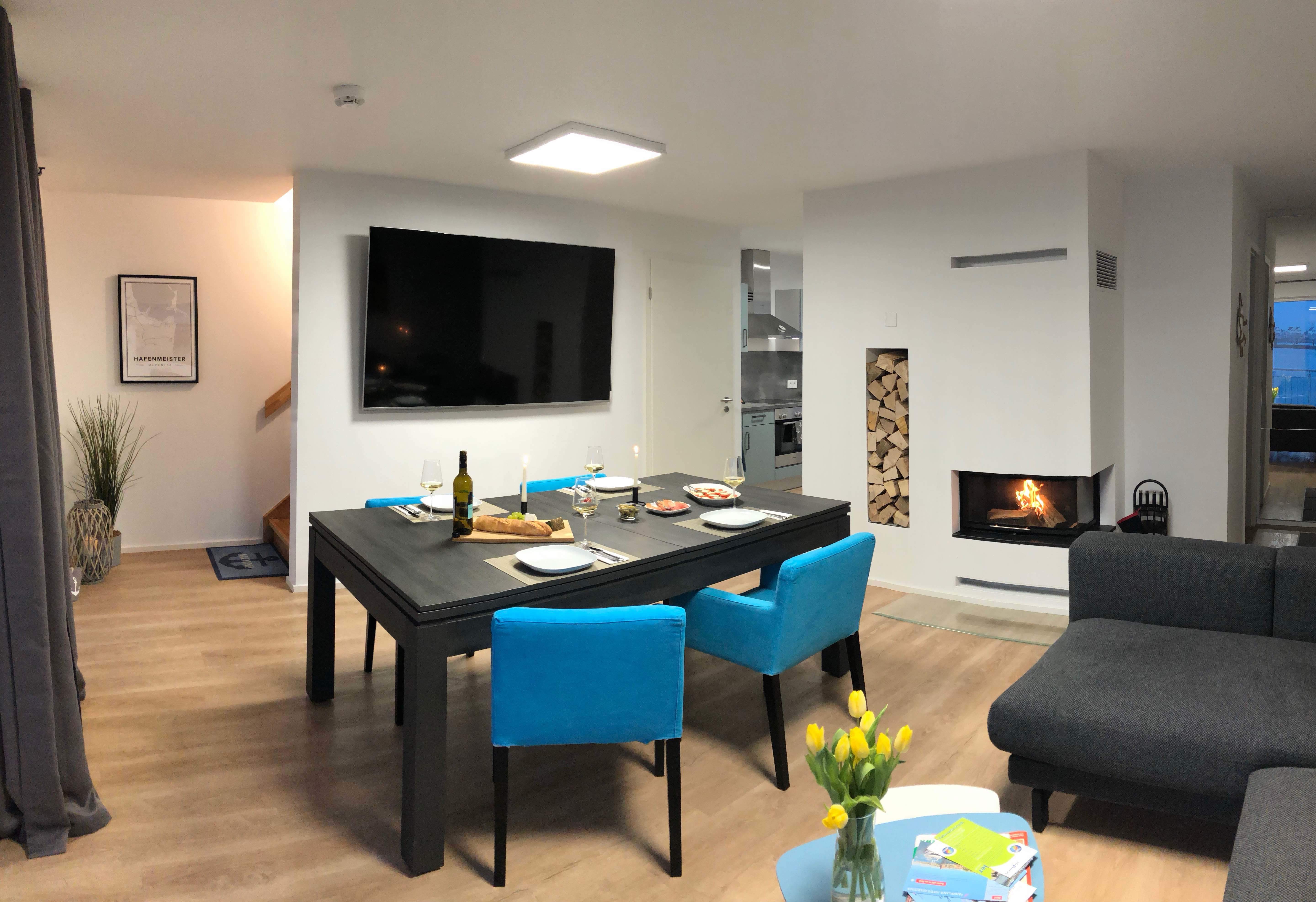 Wohnzimmer mit Billardtisch, 82'' Fernseher und Kamin