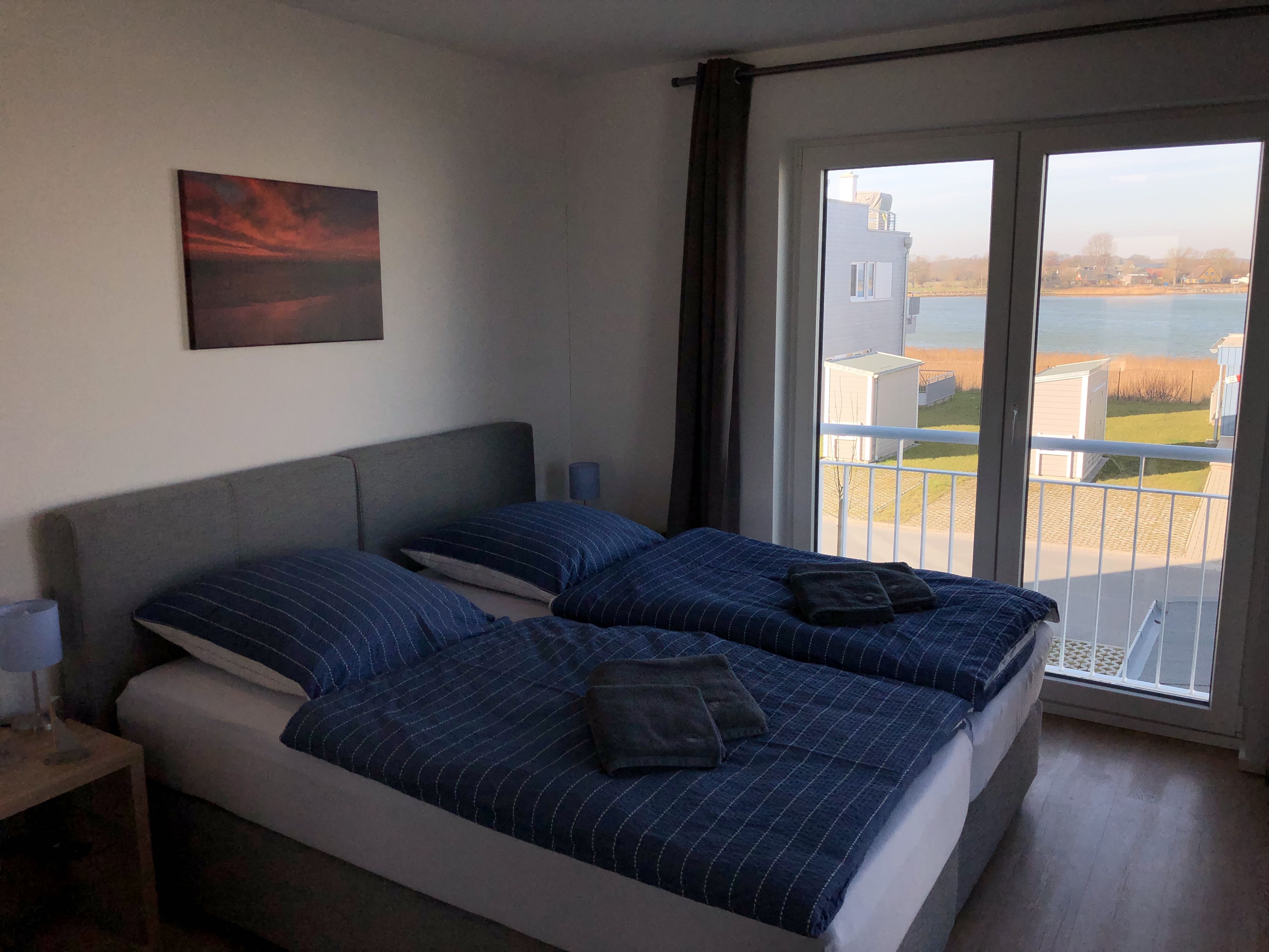 Schlafzimmer1 (Schleiseite), zwei Boxspringbetten