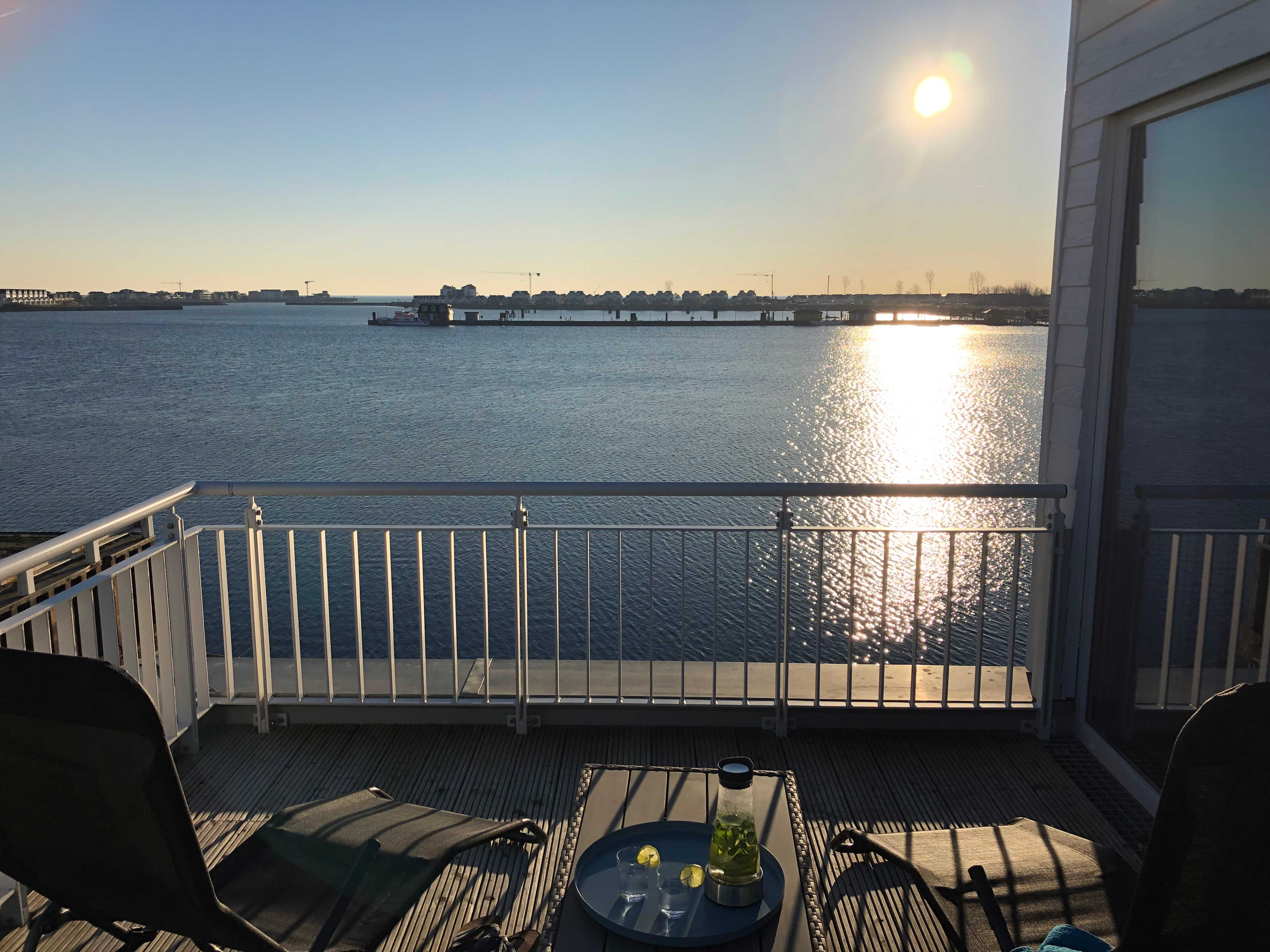 Dachterrasse mit Blick auf den Hafen